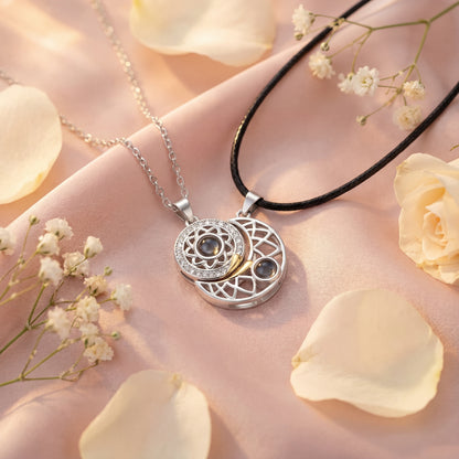 100 Dilde Seni Seviyorum Mercekli Ay-Güneş Sevgili Çift Kolyesi